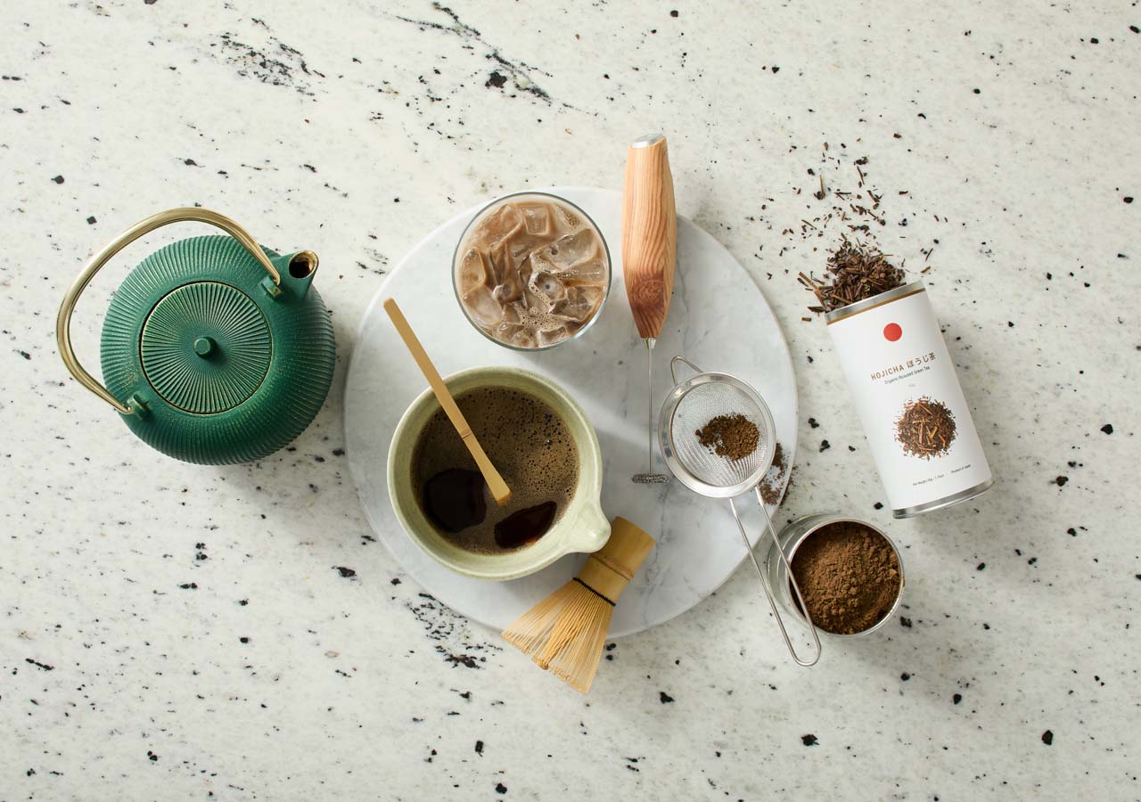 Photo of green tea and a kettle